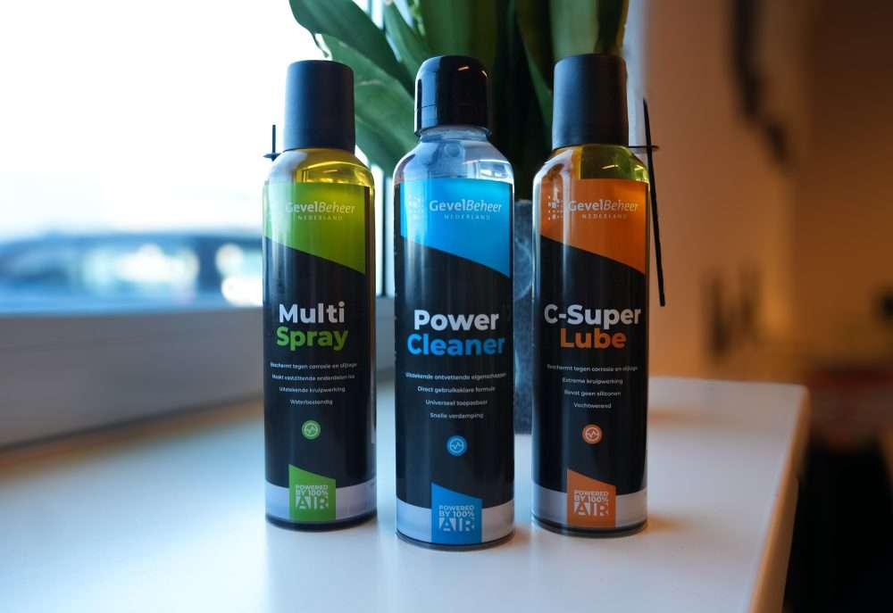 Multi Spray Een veelzijdige spray voor smeren, reinigen en beschermen van diverse onderdelen. Power Cleaner Een krachtige reiniger voor metalen en onderdelen. Dit product is ideaal om oppervlakken te ontvetten of voor te bereiden op verdere werkzaamheden. C‑Super Lube Een hoogwaardig smeermiddel dat zorgt voor soepel draaiende scharnieren, sluitingen en bewegende delen. De bestaande varianten worden momenteel vervangen in de webshop. De nieuwe producten worden binnenkort toegevoegd aan het assortiment.