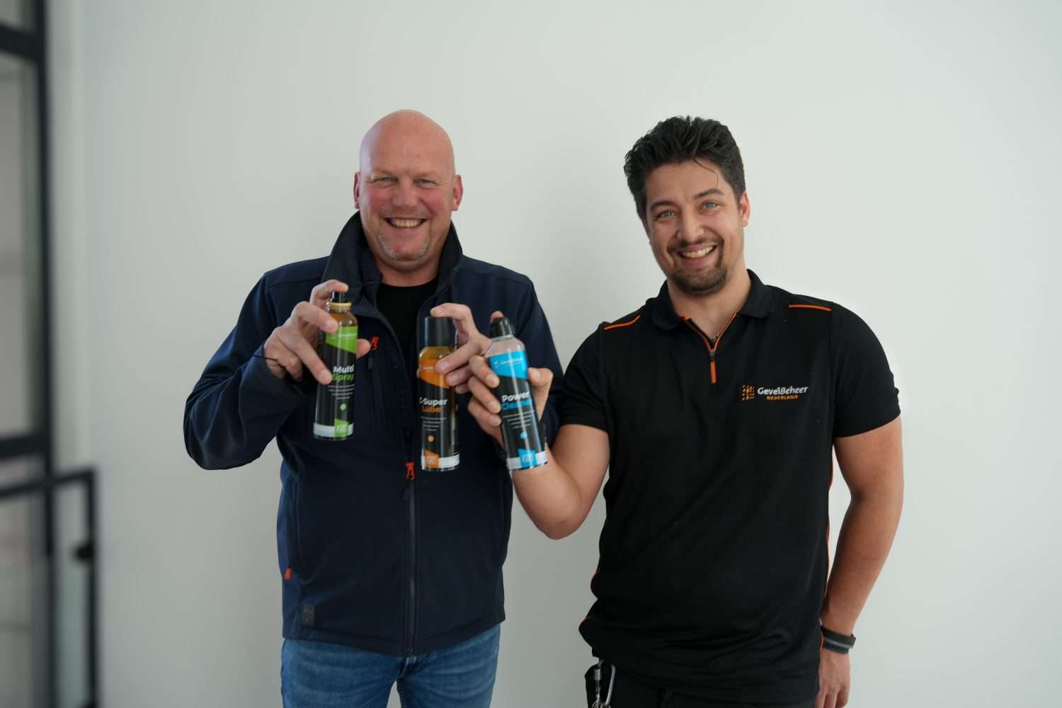 Multi Spray Een veelzijdige spray voor smeren, reinigen en beschermen van diverse onderdelen. Power Cleaner Een krachtige reiniger voor metalen en onderdelen. Dit product is ideaal om oppervlakken te ontvetten of voor te bereiden op verdere werkzaamheden. C‑Super Lube Een hoogwaardig smeermiddel dat zorgt voor soepel draaiende scharnieren, sluitingen en bewegende delen. De bestaande varianten worden momenteel vervangen in de webshop. De nieuwe producten worden binnenkort toegevoegd aan het assortiment.